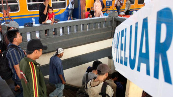 Arus Balik H+3 di Stasiun Senen