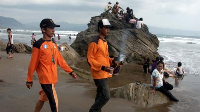 Tim SAR susuri pantai Cikakak, Sukabumi, mencari korban tenggelam