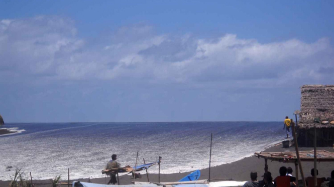 gelombang di Pantai Yogyakarta / KDW