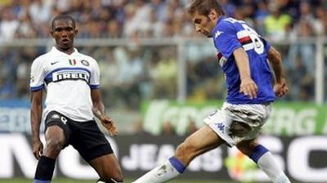 Samuel Eto'o (kiri) dihadang pemain Sampdoria Stefano Lucchini