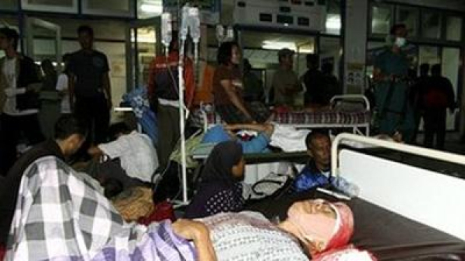Para korban gempa dirawat di bangsal darurat rumah sakit di Padang
