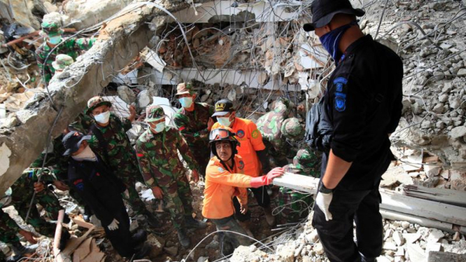 Gempa di Kota Padang : Evakuasi Korban