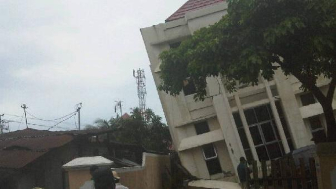 Gedung Pengadilan Agama Padang miring akibat gempa