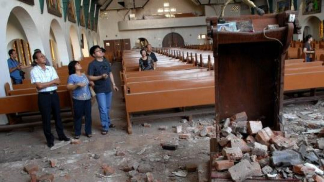 Gereja Katedral Padang rusak akibat gempa