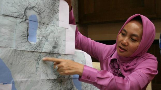 Pakar gempa UGM, Dwikorita Karnawati, tunjukkan zona gempa Sumatera Barat