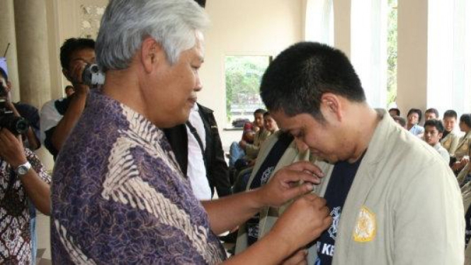 Rektor UGM, Soedjarwadi, melepas mahasiswa KKN UGM