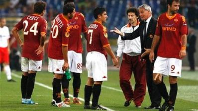 Claudio Ranieri (jas hitam) dan pemain AS Roma