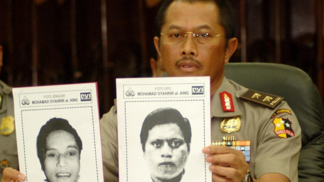 Irjen Pol Nanan Sukarna menunjukkan foto teroris M Syahrir