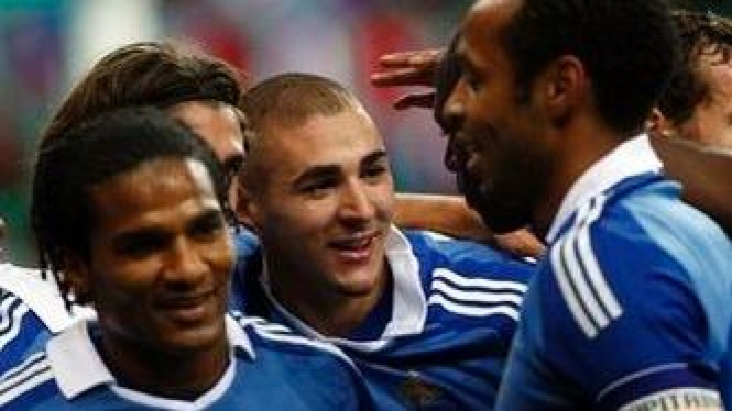 Pemain Prancis Rayakan Gol Benzema