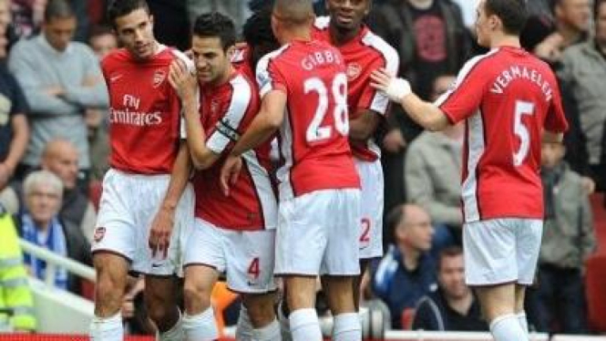 Pemain-pemain Arsenal merayakan gol