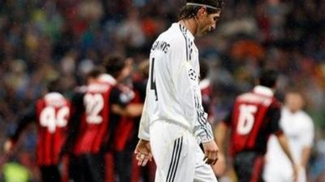 Sergio Ramos (putih) dan pemain Milan (merah-hitam)