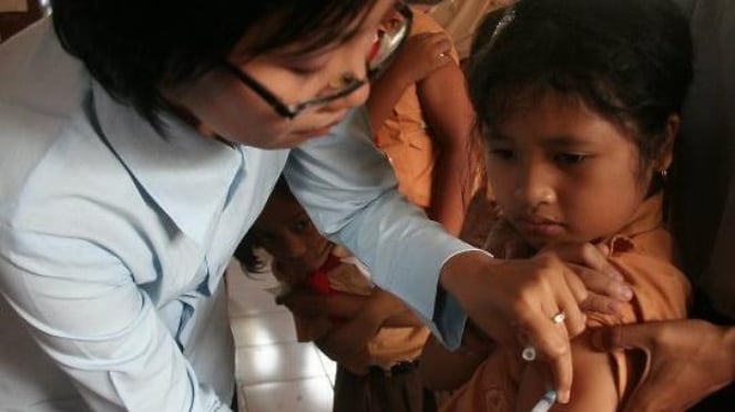 Anak sekolah dasar diimunisasi