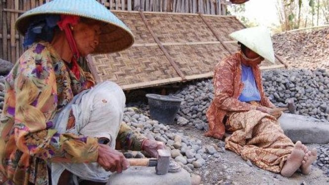 Potret kemiskinan: dua ibu bekerja memecah batu jadi kerikil