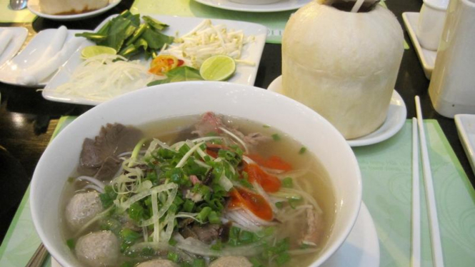 Mie kuah khas Vietnam, Pho, dengan irisan daging dan bakso sapi