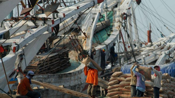 Buruh mengangkut semen di Pelabuhan Sunda Kelapa, Jakarta.