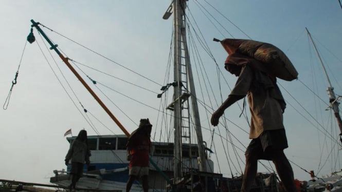 Buruh mengangkut semen di Pelabuhan Sunda Kelapa, Jakarta.