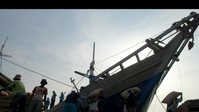 Buruh mengangkut semen di Pelabuhan Sunda Kelapa, Jakarta.