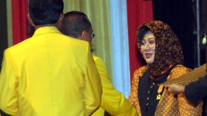 Aburizal Bakrie dan Siti Hardijanti Rukmana pada HUT Golkar