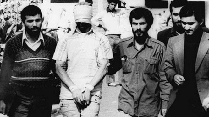 Staf Kedubes AS di Teheran, Iran, terlihat disandera pada 9 November 1979 