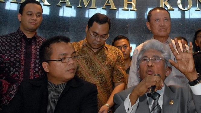 TPF: Denny Indrayana & Adnan Buyung (duduk), Anies, Hikmahanto & Amir Syamsudin