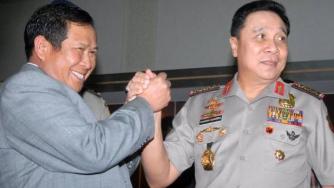 Susno Duadji dan Bambang Hendarso Danuri berjabat tangan