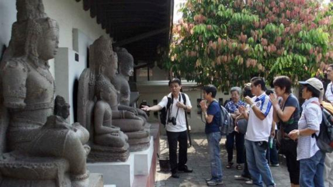 Arca Amitabha dan arca Bodhisatwa di Museum Negeri Sonobudoyo, Yogyakarta