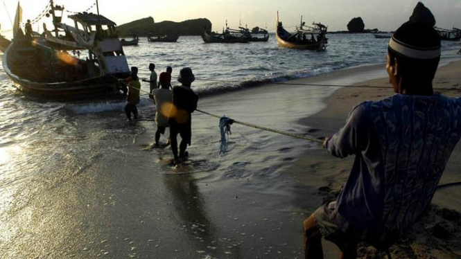 Nelayan di Tanjung Papuma, Jember