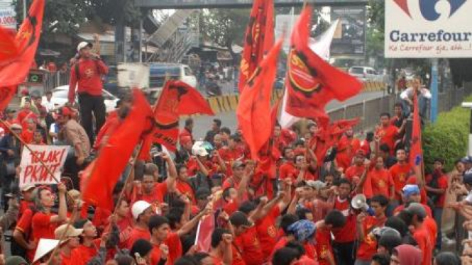 Serikat Pekerja Carrefour Indonesia (SPCI) berdemonstrasi