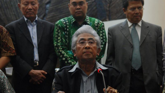 Tim Delapan: Adnan Buyung Nasution