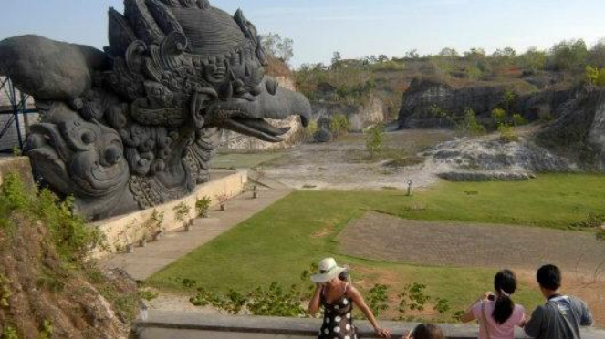 Wisatawan asing di patung Garuda Wisnu Kencana di Bukit Jimbaran, Bali