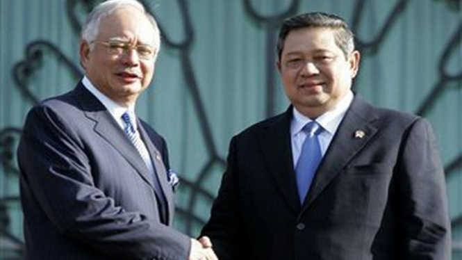 Susilo Bambang Yudhoyono bersalaman dengan Najib Razak di Malaysia
