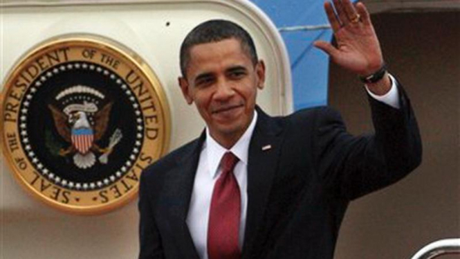 Barack Obama saat keluar dari pesawat kepresidenan AS