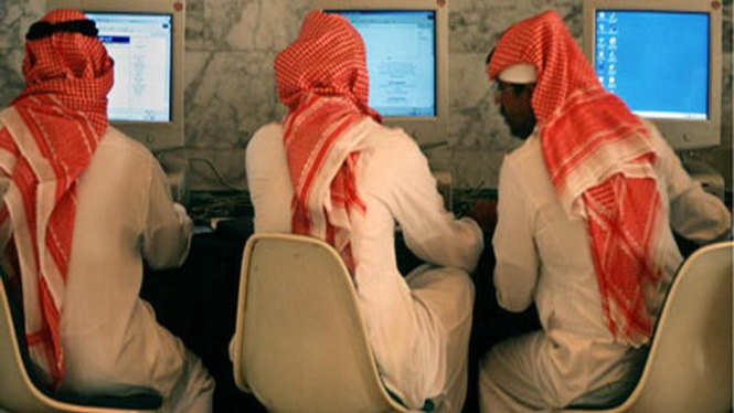 Para pengguna internet di Riyadh, Arab Saudi