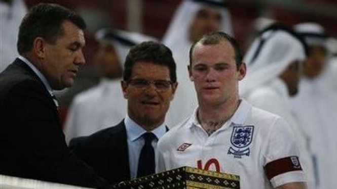 Wayne Rooney (kanan) dan Fabio Capello (tengah)