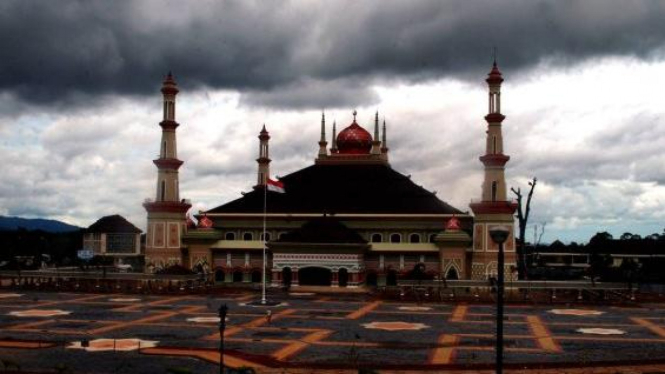 Mendung di atas Masjid Raya Banten, Serang