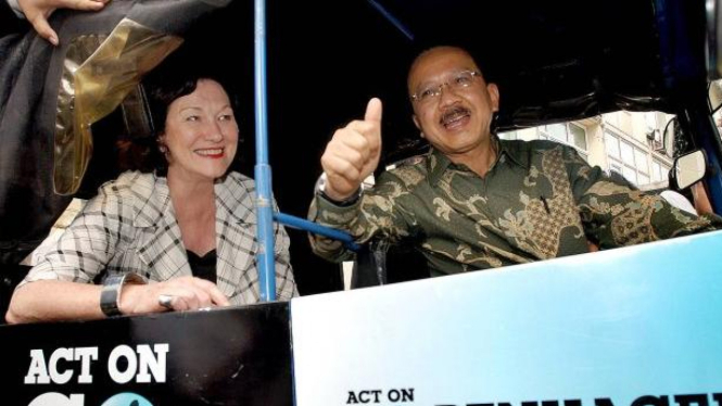 Fauzi Bowo & Menteri Perubahan Lingkungan Inggris, Joan Ruddock, naik bajaj BBG