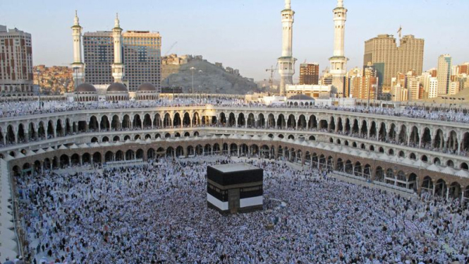 Tawaf mengelilingi Ka'bah di Masjidil Haram, Makkah