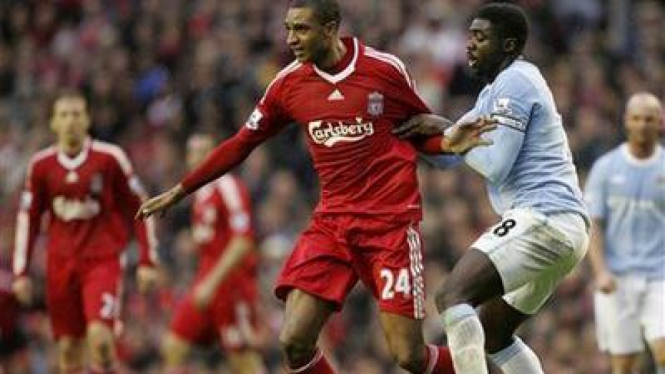 Pemain Liverpool David Ngog berebut bola dengan Kolo Toure