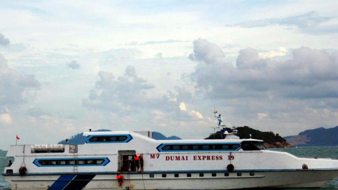 Petugas SAR Melakukan Pencarian Korban  Kapal Dumai Express 10 