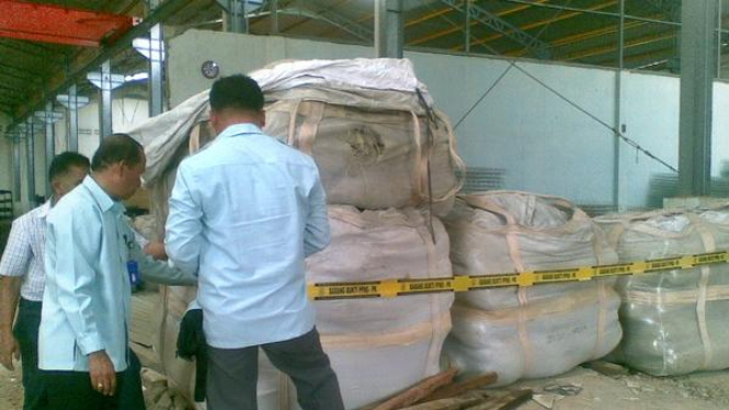 Petugas sedang menyegel semen ilegal di Serang, Banten