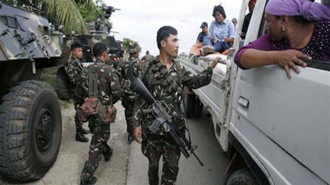 Pasukan Filipina memeriksa kendaraan warga di Kota Ampatuan, Maguindanao