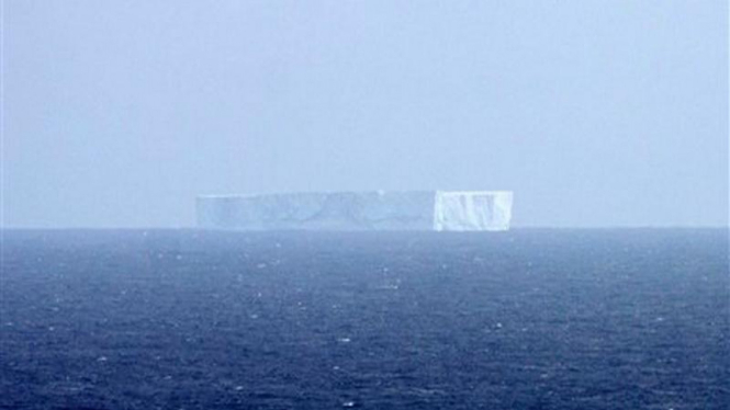 Gunung es terlihat di lepas pantai Pulau Macquarie, sebelah tenggara Australia 