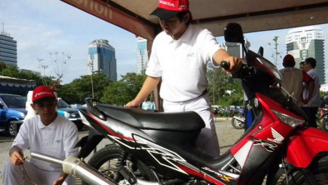 Konsumen Honda sedang melakukan uji emisi di lapangan Monas, Jakarta