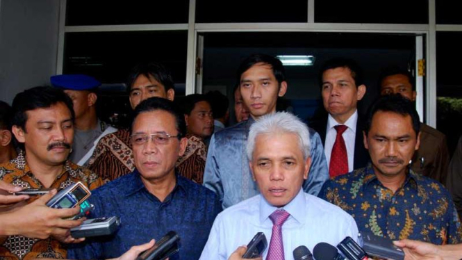 Hatta Rajasa, Edhie Baskoro, Djoko Suyanto dan Trio Mallarangeng Datangi Polda