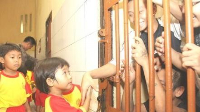 Anak-anak kunjungi tahanan 