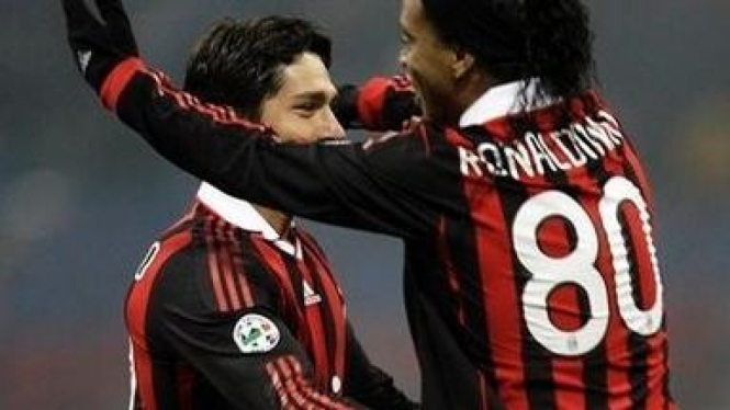 Ronaldinho (kanan) dan Pato 