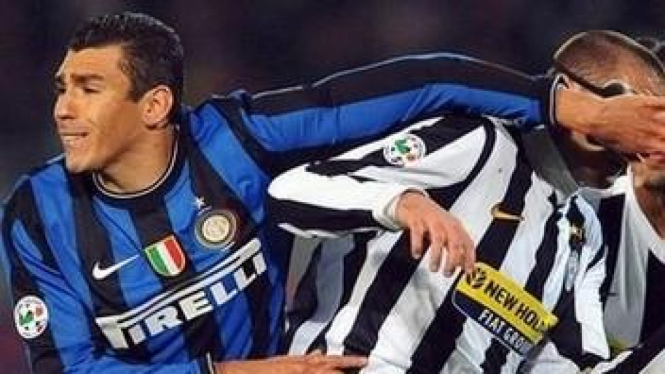 Lucio (kiri) dan pemain Juventus Giorgio Chiellini
