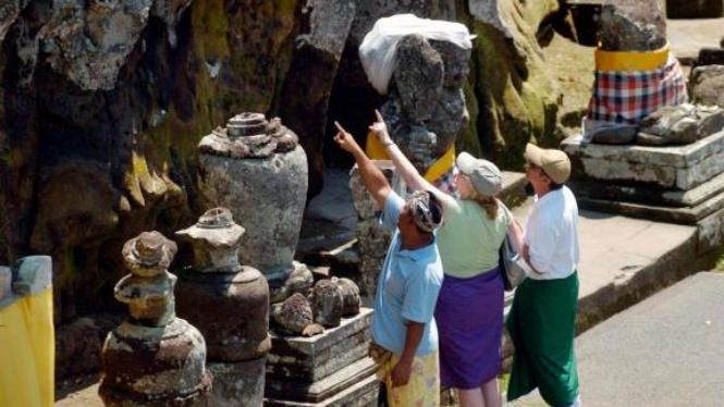 Turis asing di situs cagar budaya Pura Goa Gajah, Gianyar, Bali.