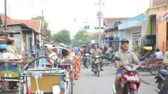Pengendara motor bebas melintas tanpa helm di Jl. Wonokusumo, Surabaya