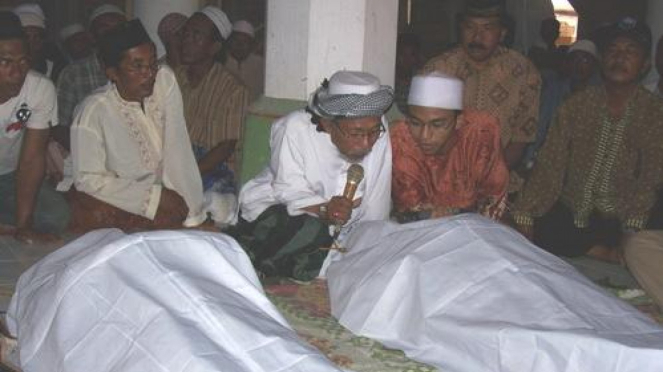 Sumpah pocong, salah satu solusi meredam konflik santet.